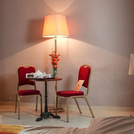 Hotel Cesare 14 Наполи Екстериор снимка