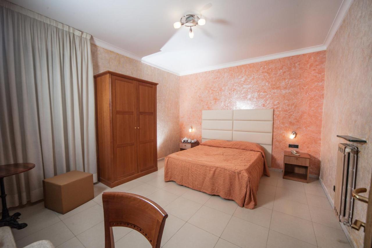Hotel Cesare 14 Наполи Екстериор снимка