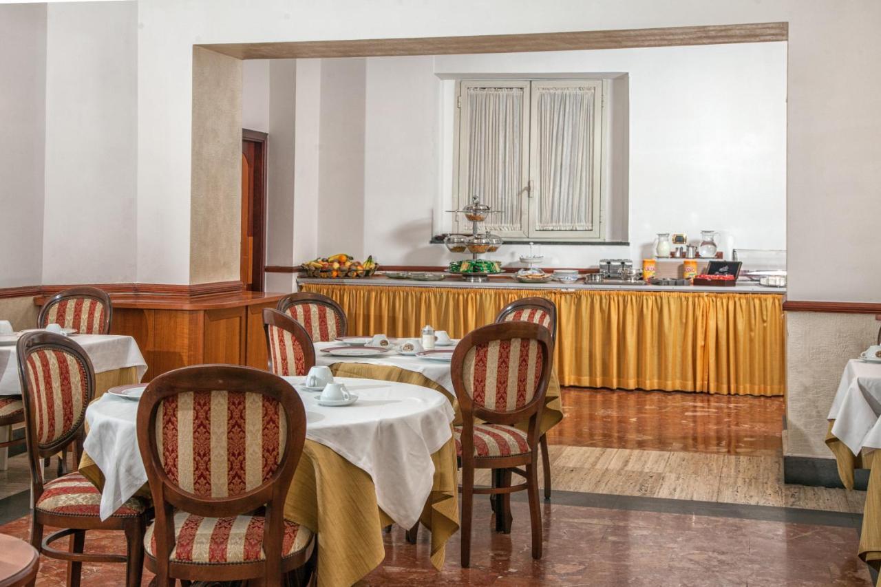 Hotel Cesare 14 Наполи Екстериор снимка