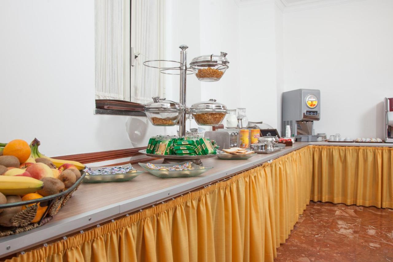 Hotel Cesare 14 Наполи Екстериор снимка