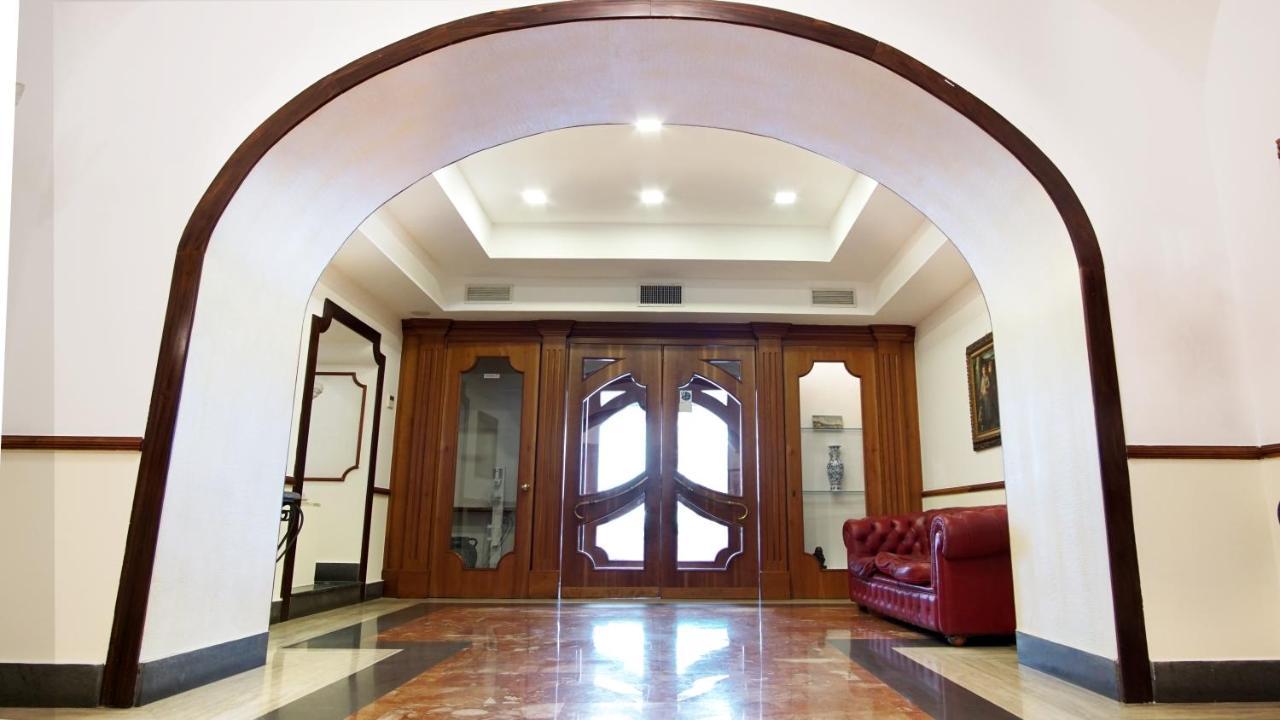 Hotel Cesare 14 Наполи Екстериор снимка