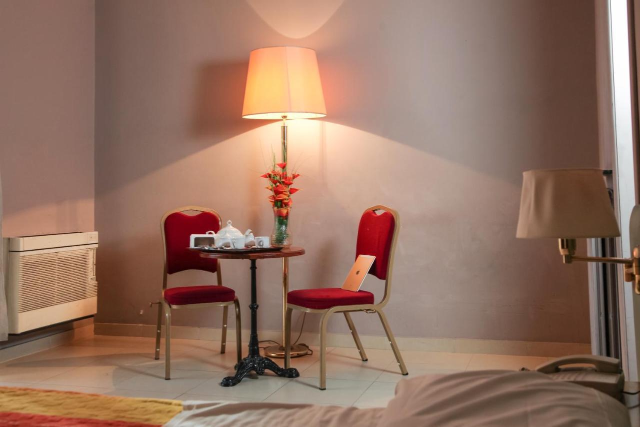 Hotel Cesare 14 Наполи Екстериор снимка