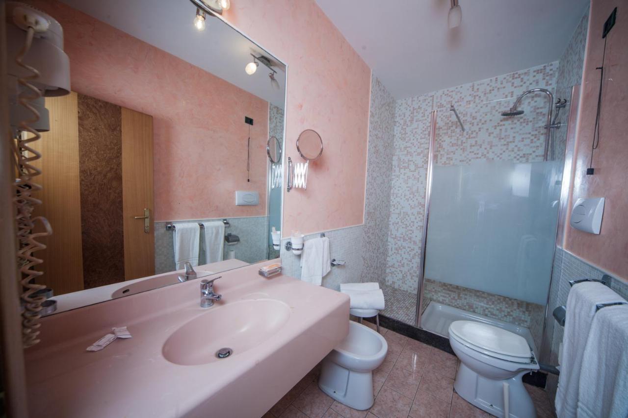 Hotel Cesare 14 Наполи Екстериор снимка