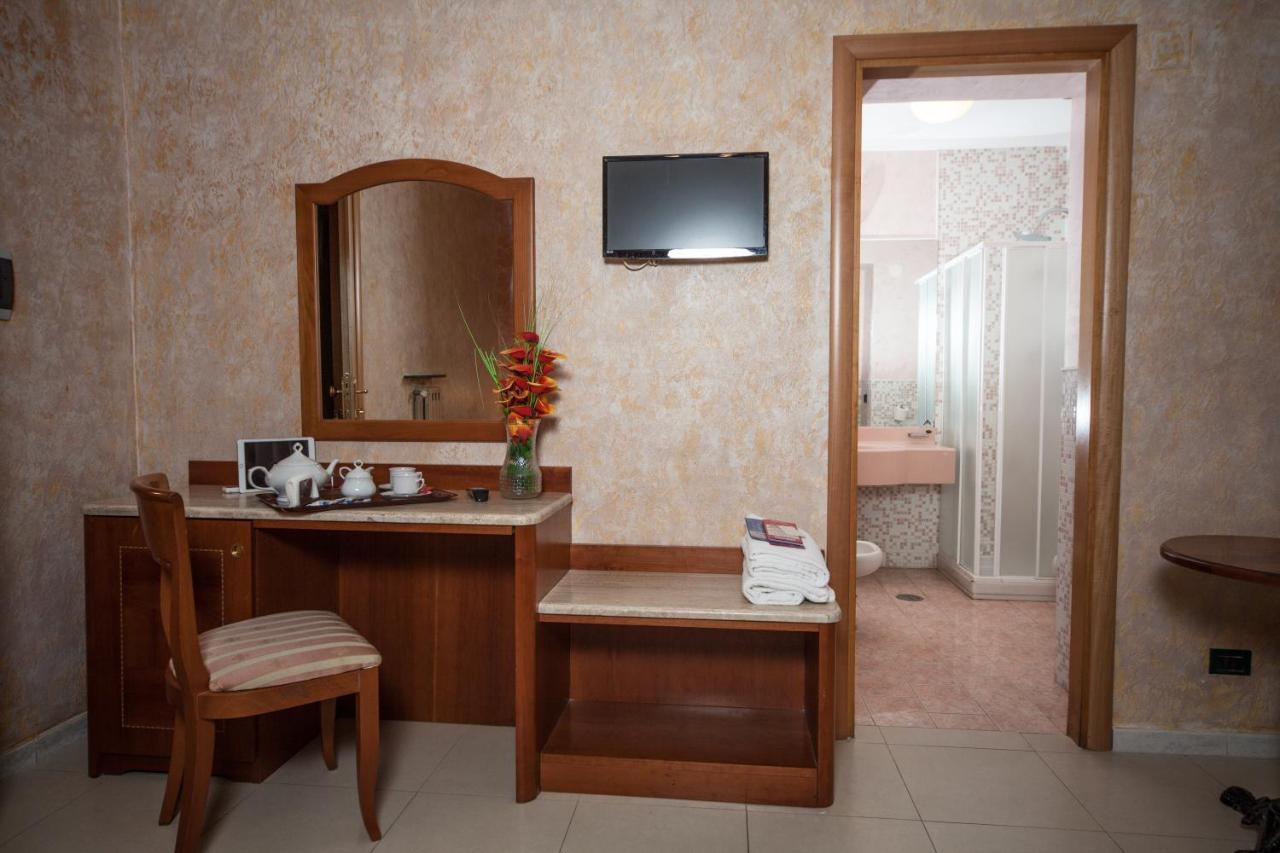 Hotel Cesare 14 Наполи Екстериор снимка