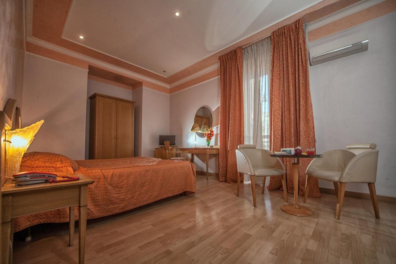 Hotel Cesare 14 Наполи Екстериор снимка