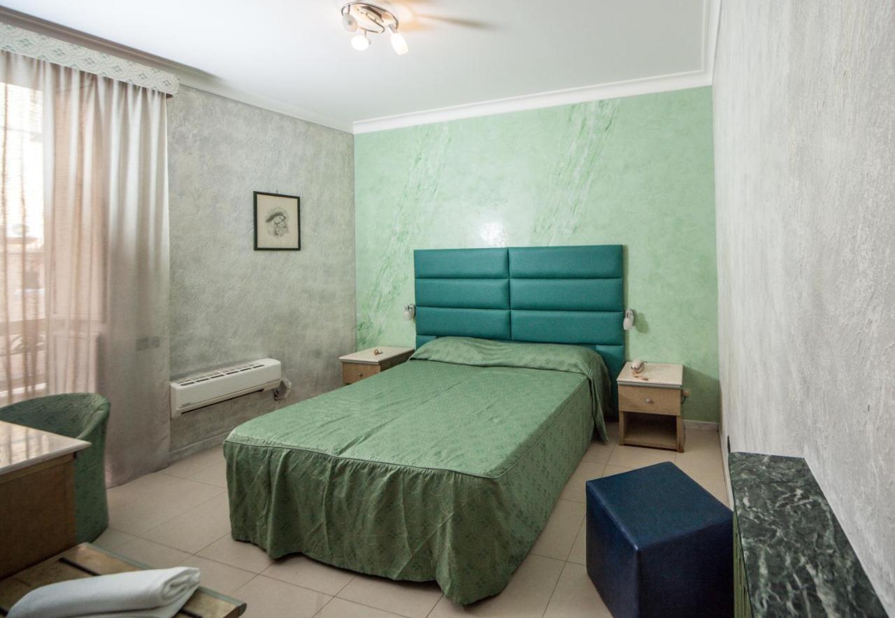 Hotel Cesare 14 Наполи Екстериор снимка